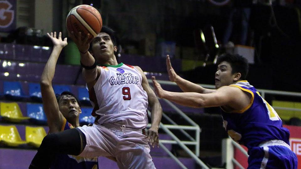 Yerikho Tuasela saat masih jadi pemain Pacific Caesar mencetak 8 angka vs Bima Sakti. - INDOSPORT
